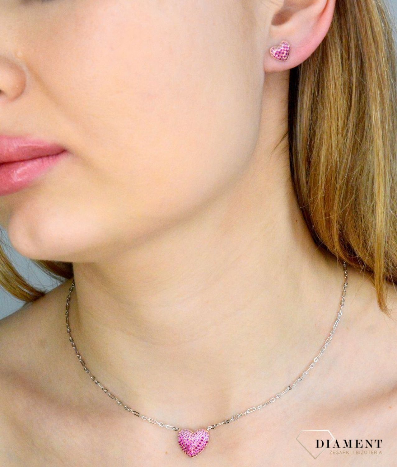 Kolczyki damskie srebrne 925 Serduszka Nomination rosegold 241104 004 z kolekcji Crysalis to kolczyki wkrętki wykonane ze srebra próby 925. Kolczyki zostały pokryte różowym złotem 22K (próba 916).jpg